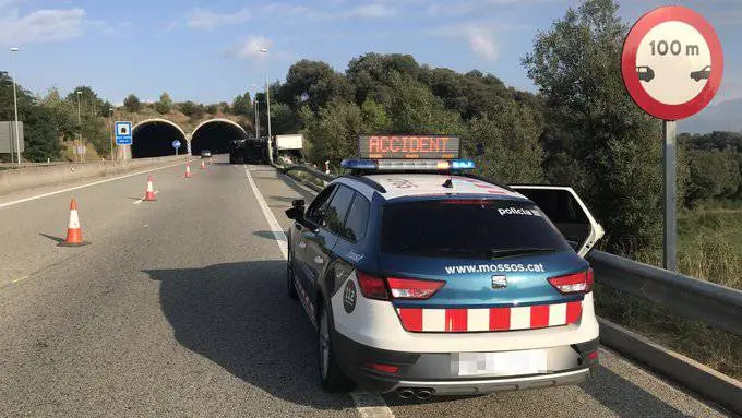 Un coche de los Mossos d'Esquadra, parado tras un accidente de tráfico