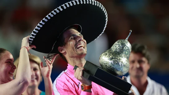 Rafa Nadal, con el trofeo del torneo de Acapulco Rafa Nadal, con el trofeo del torneo de Acapulco