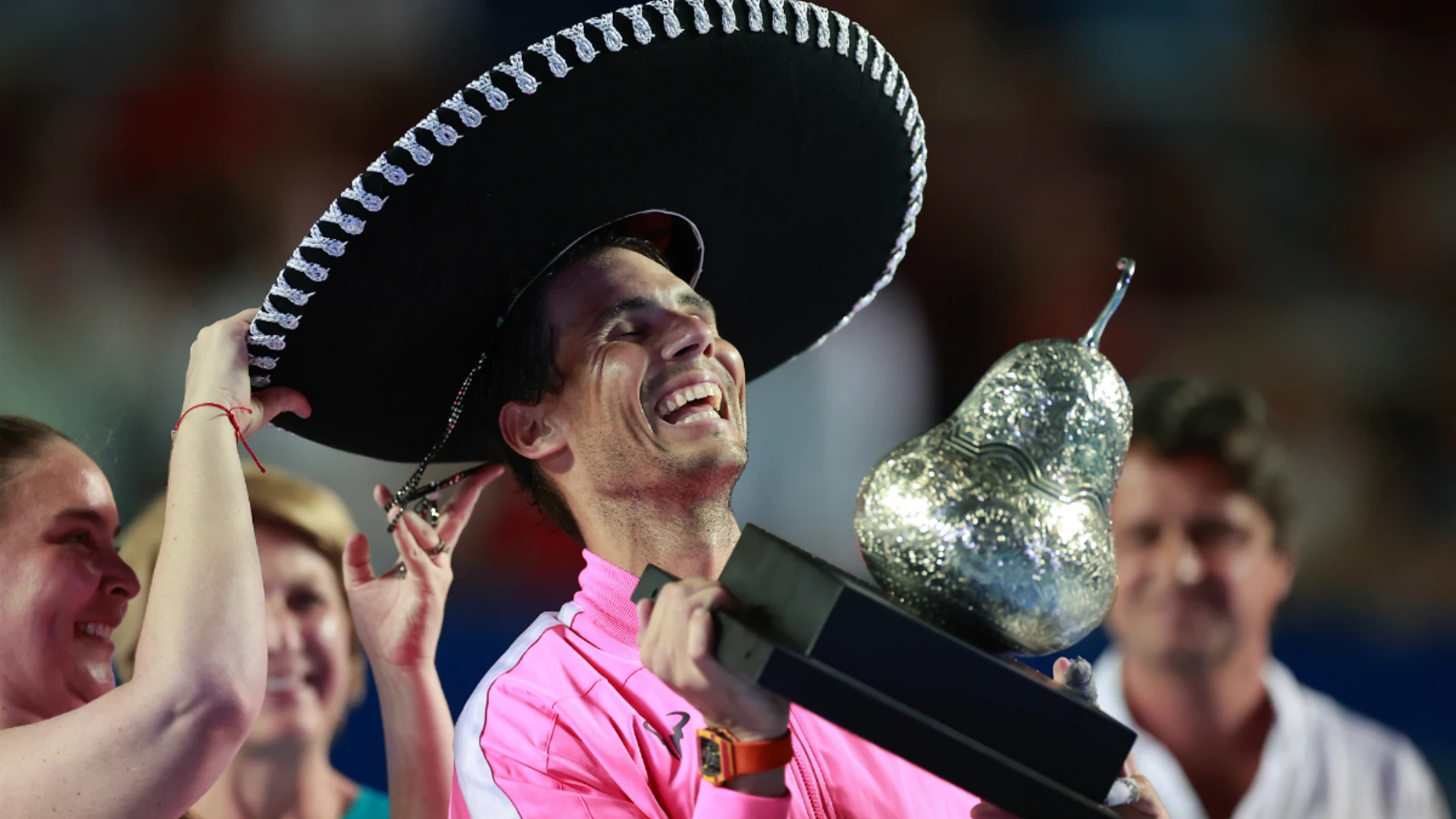Rafa Nadal, con el trofeo del torneo de Acapulco