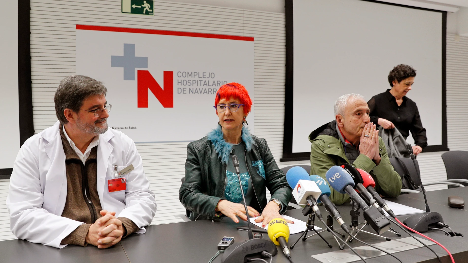 El gerente del Complejo Hospitalario de Navarra (CHN), Alfredo Martínez (i), y la consejera de Salud del Gobierno de Navarra, Santos Induráin (2i),