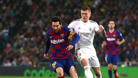 Messi encara la portería del Real Madrid ante la defensa de Kroos. Messi encara la portería del Real Madrid ante la defensa de Kroos.
