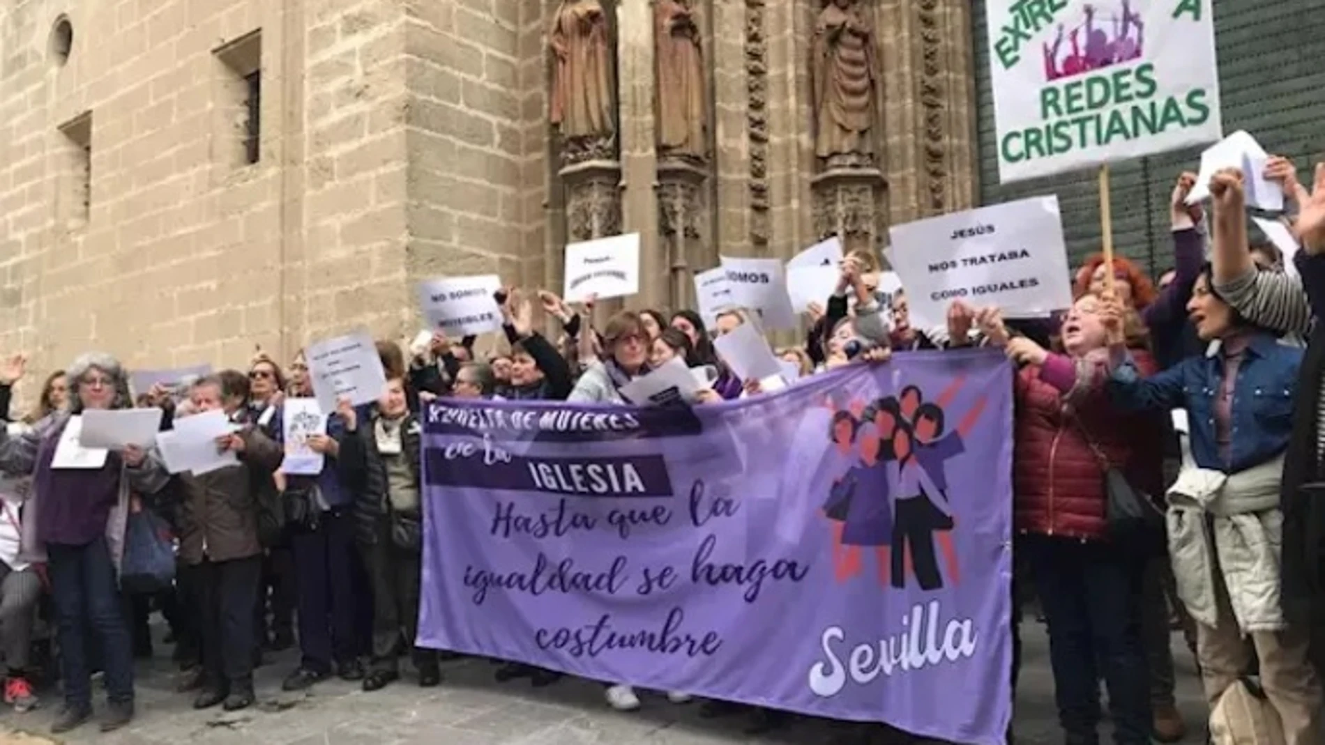 Imagen de la manifestación de mujeres frente a la Catedral de Sevilla. 