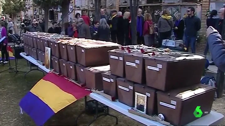 Emoción y Alivio en Paterna durante la entrega de restos de familiares fusilados durante el franquismo