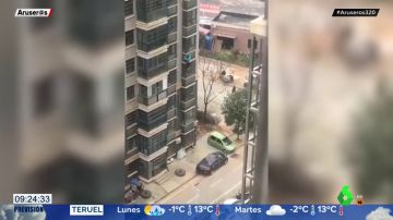 La imagen de la desesperación en China: una mujer desciende de un octavo piso para escapar del confinamiento