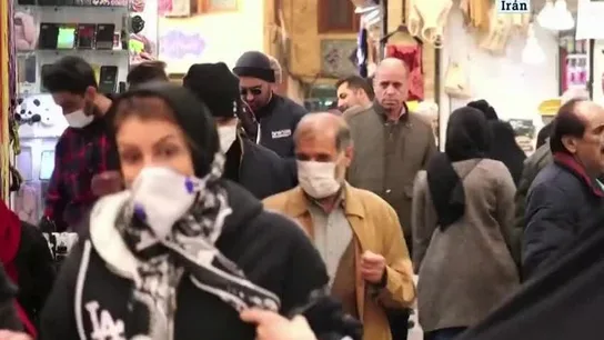 Ciudadanos iraníes con mascarillas por el coronavirus Ciudadanos iraníes con mascarillas por el coronavirus