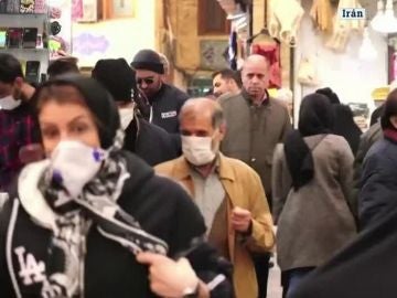 Ciudadanos iraníes con mascarillas por el coronavirus Ciudadanos iraníes con mascarillas por el coronavirus