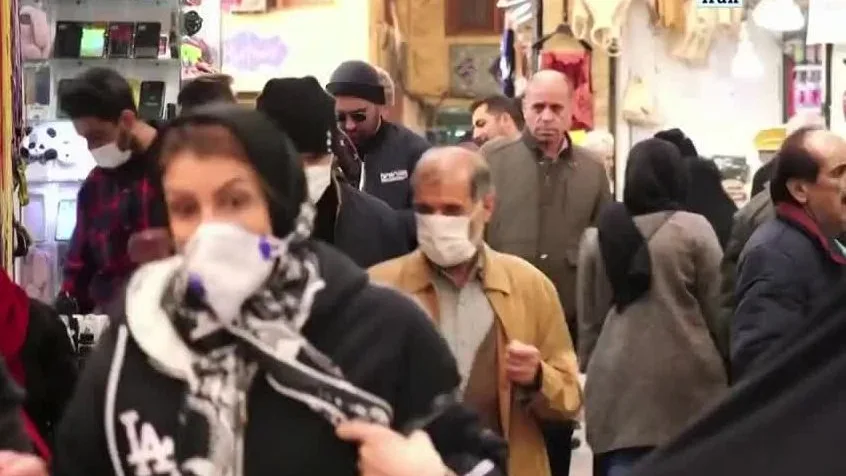 Ciudadanos iraníes con mascarillas por el coronavirus