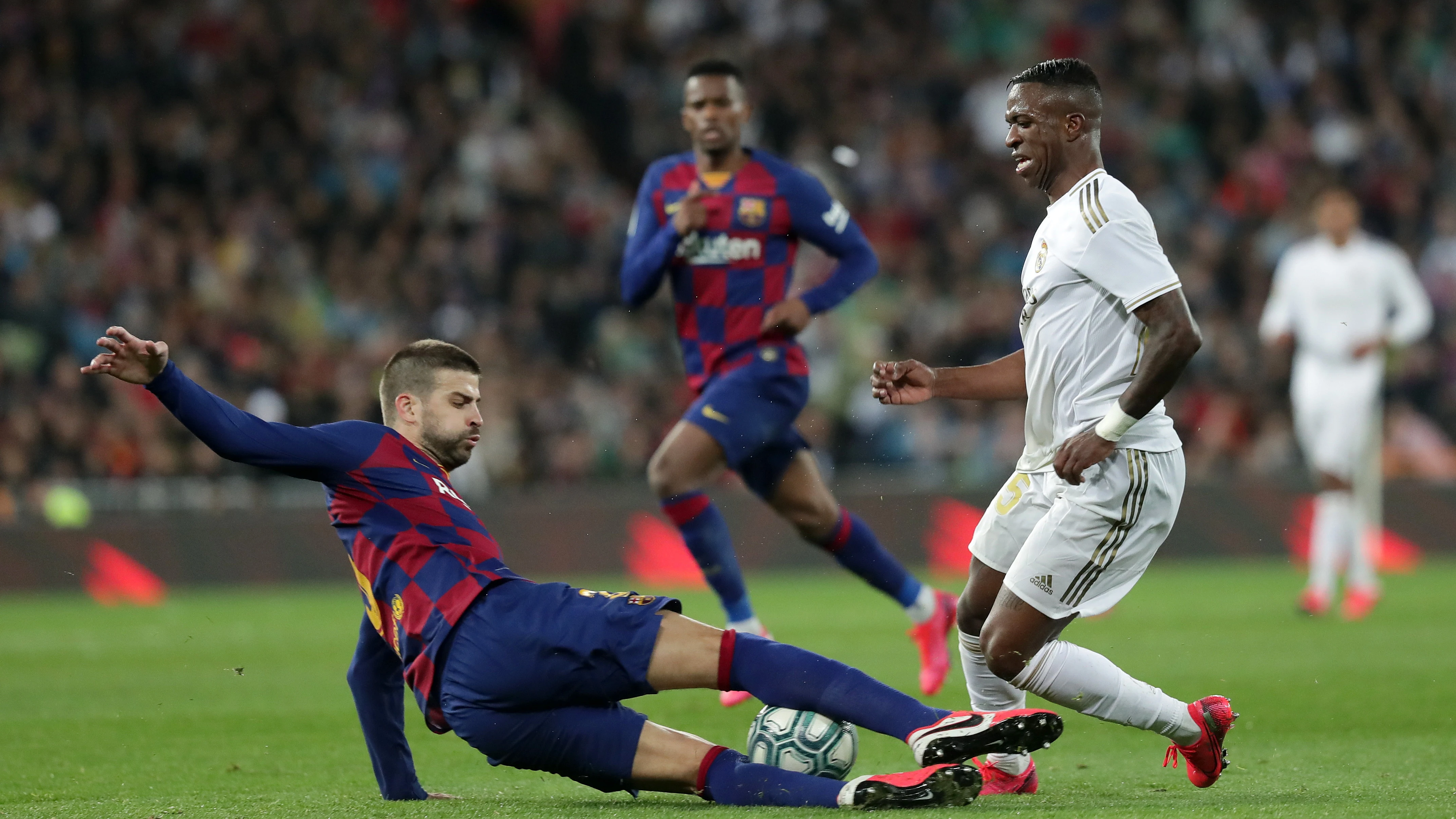 Gerard Piqué y Vinicius Jr.