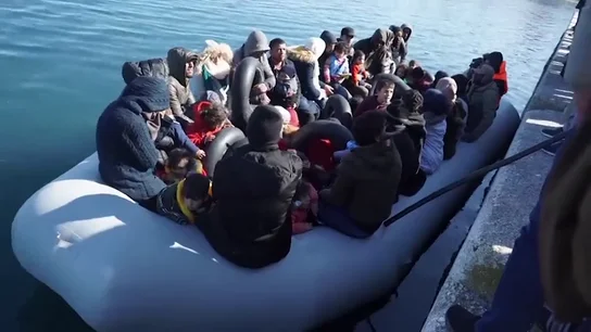 Un grupo de radicales recibe entre insultos y amenazas a una patera en Lesbos Un grupo de radicales recibe entre insultos y amenazas a una patera en Lesbos