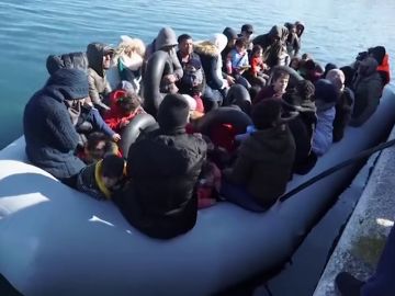 Un grupo de radicales recibe entre insultos y amenazas a una patera en Lesbos Un grupo de radicales recibe entre insultos y amenazas a una patera en Lesbos