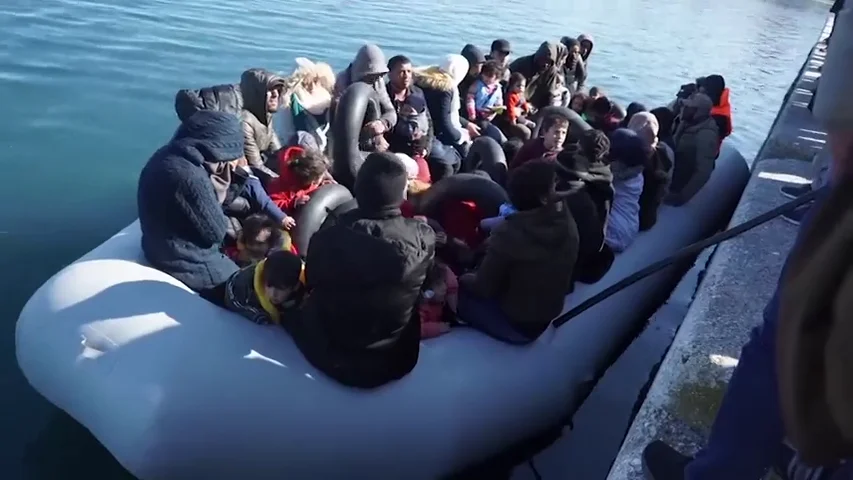 Un grupo de radicales recibe entre insultos y amenazas a una patera en Lesbos