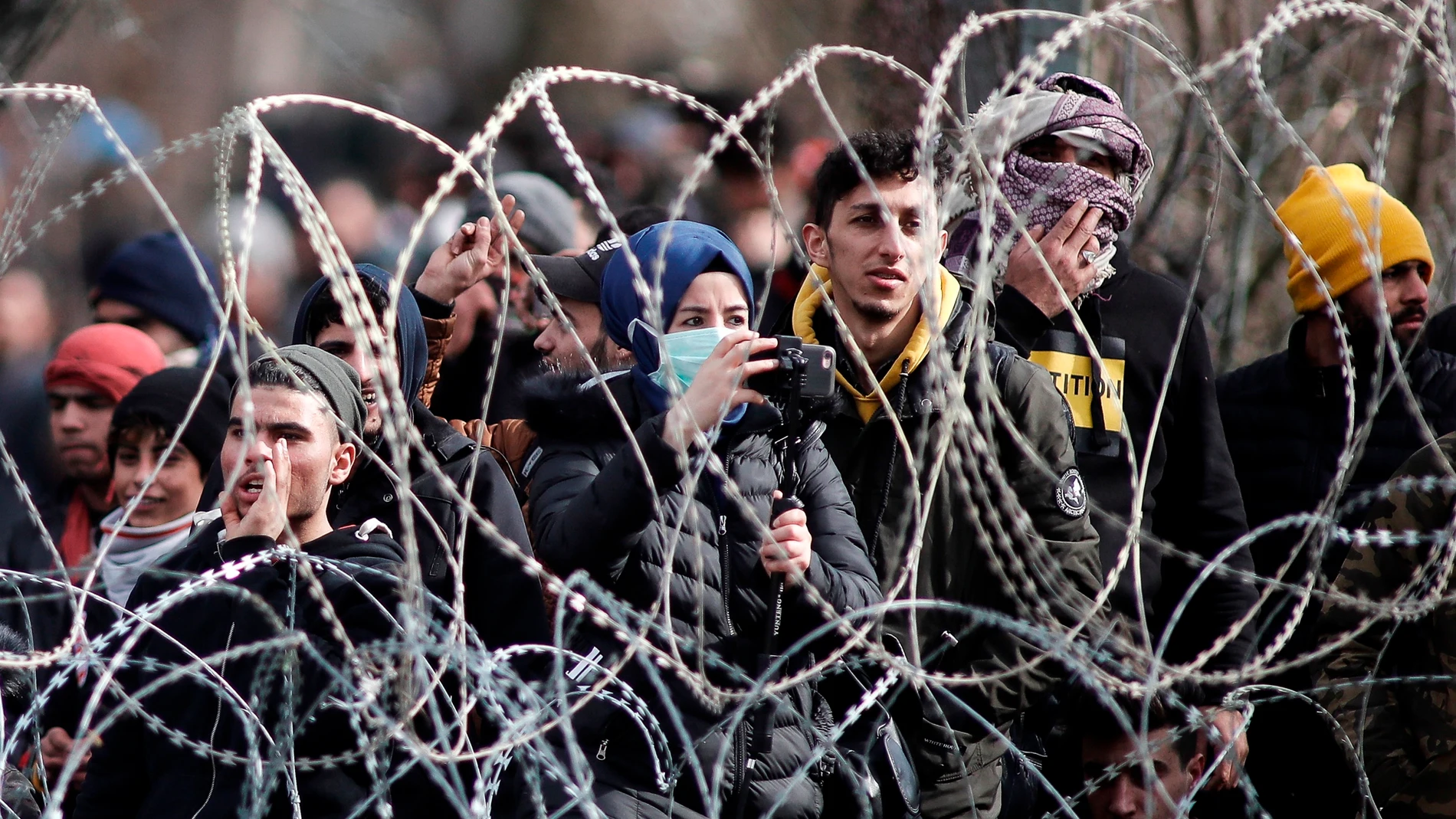 Miles de refugiados sirios se agolpan en la frontera turco-griega entre agresiones de policías y grupos ultraderechistas