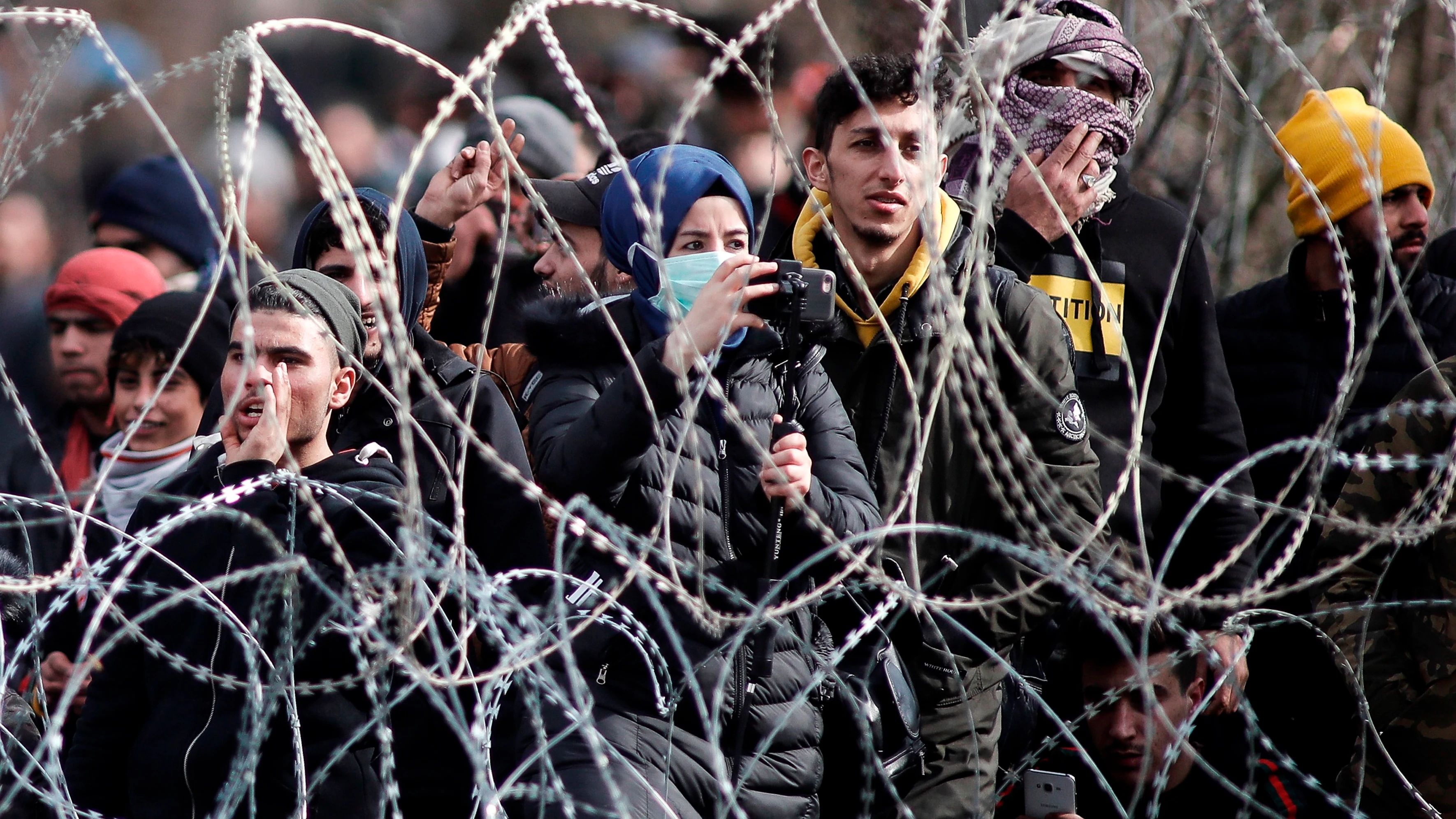 Miles de refugiados sirios se agolpan en la frontera turco-griega entre agresiones de policías y grupos ultraderechistas