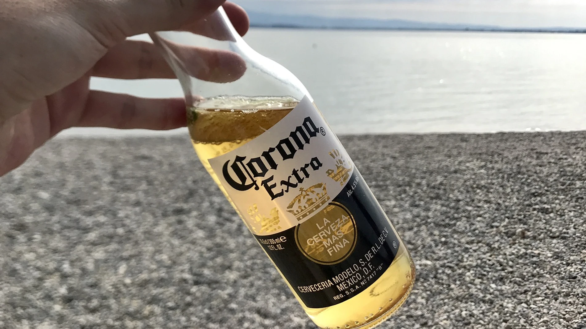 Una cerveza de la marca 'Corona'