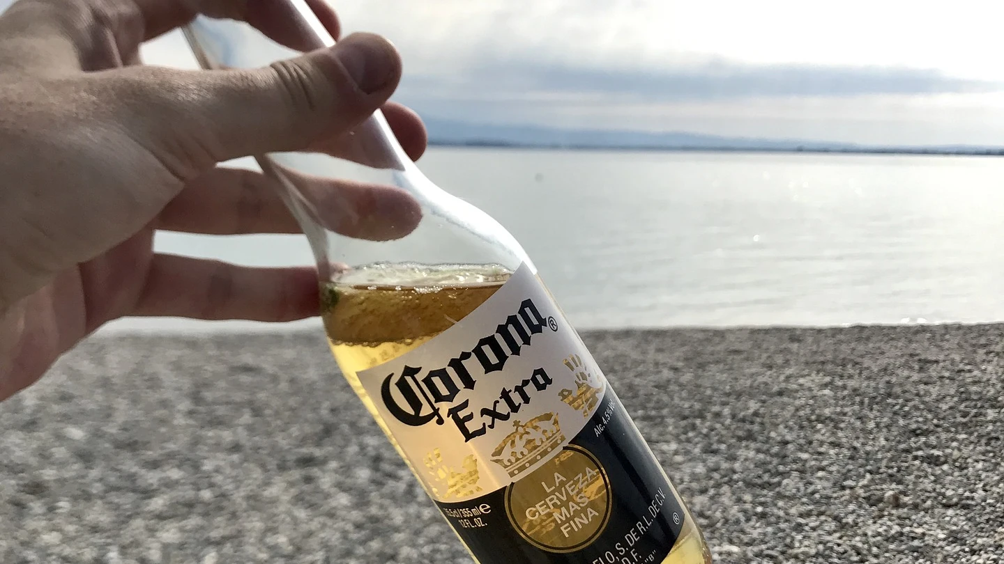 Una cerveza de la marca 'Corona'