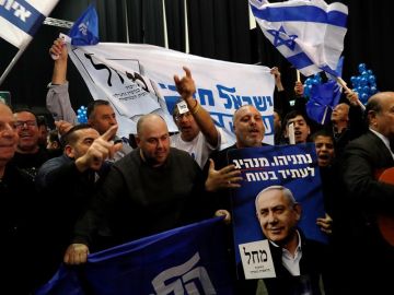 Simpatizantes de Benjamin Netanyahu celebran los resultados del primer ministro en las elecicones Simpatizantes de Benjamin Netanyahu celebran los resultados del primer ministro en las elecicones