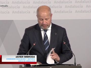 El mal rato de Imbroda (Cs): así pide ayuda al no saber explicar a los periodistas su nueva medida El mal rato de Imbroda (Cs): así pide ayuda al no saber explicar a los periodistas su nueva medida
