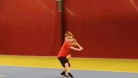 Etah entrena al tenis. Etah entrena al tenis.