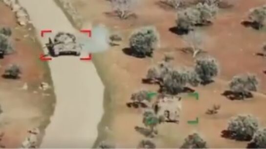 El ins&oacute;lito (y desigual) combate entre dos tanques en plena guerra en Siria