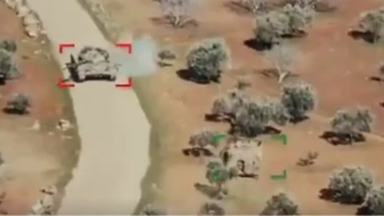 El insólito (y desigual) combate entre dos tanques en plena guerra en Siria El insólito (y desigual) combate entre dos tanques en plena guerra en Siria