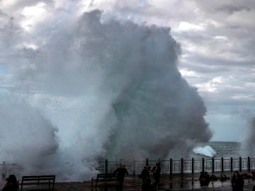 Varias personas son sorprendidas por una gran ola rompiendo en el Paseo Nuevo de San Sebastián Varias personas son sorprendidas por una gran ola rompiendo en el Paseo Nuevo de San Sebastián