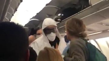 Con mascarillas y controles de temperatura: el protocolo a bordo de un avión con destino a Estambul en Barajas