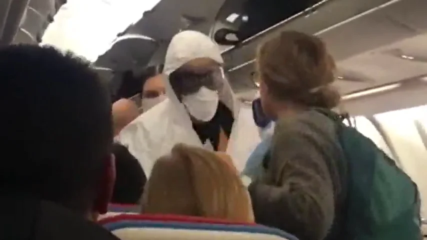 Con mascarillas y controles de temperatura: el protocolo a bordo de un avión con destino a Estambul en Barajas