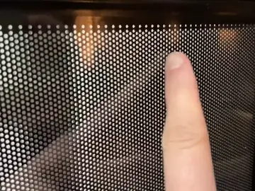 Para qué sirve la malla con agujeros de la puerta de los microondas Para qué sirve la malla con agujeros de la puerta de los microondas