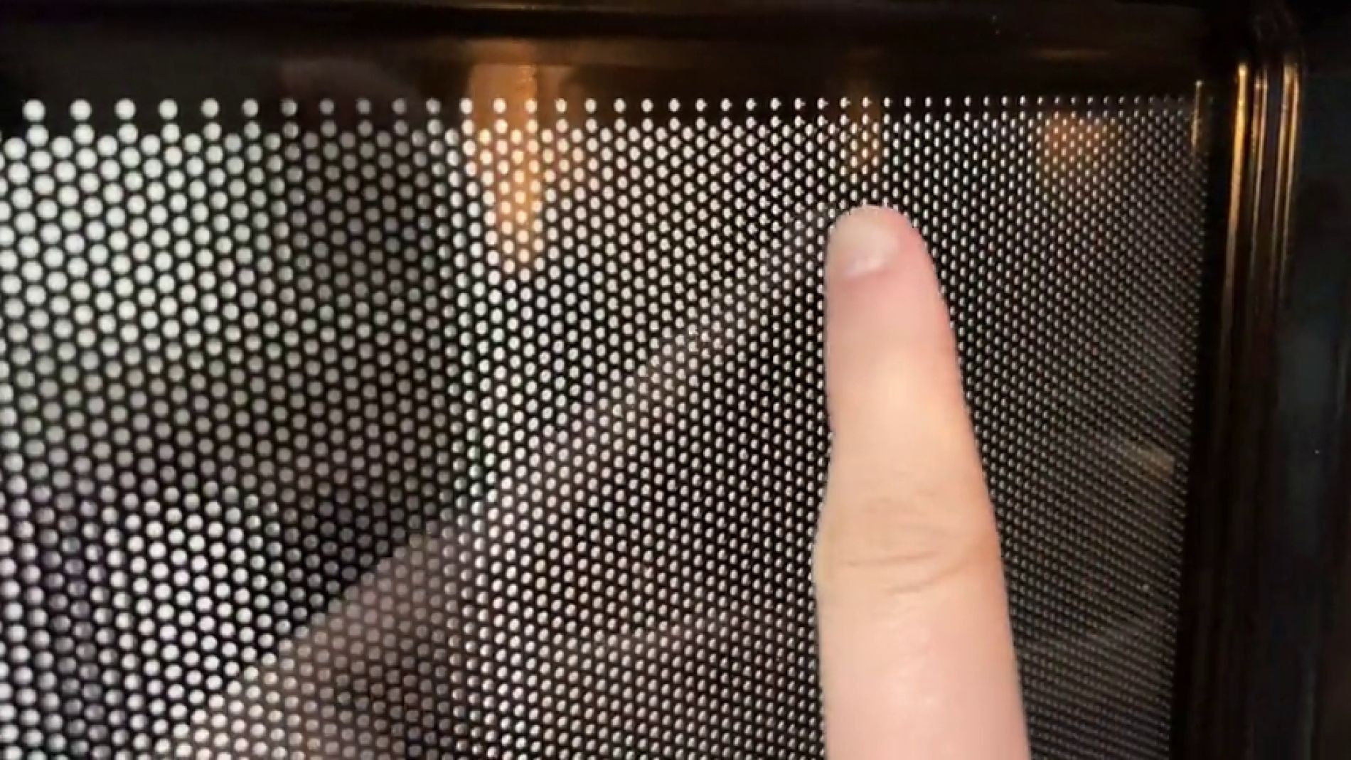 Para qu&eacute; sirve la malla con agujeros de la puerta de los microondas