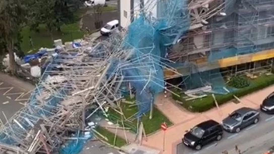 El fuerte viento derrumba un andamio de un edificio de 11 pisos El fuerte viento derrumba un andamio de un edificio de 11 pisos