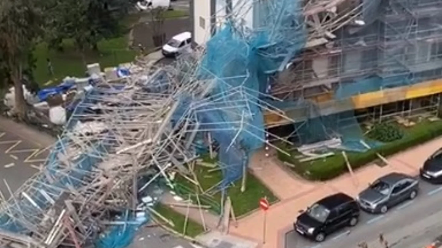 El fuerte viento derrumba un andamio de un edificio de 11 pisos El fuerte viento derrumba un andamio de un edificio de 11 pisos