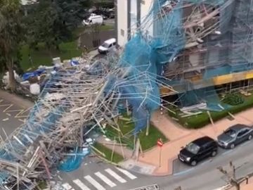 El fuerte viento derrumba un andamio de un edificio de 11 pisos El fuerte viento derrumba un andamio de un edificio de 11 pisos