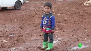 "Está la gente muriéndose": las duras imágenes del día a día de miles de refugiados sirios en la frontera turco-griega