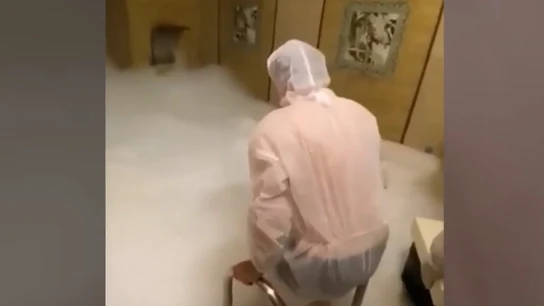 El peligro de verter hielo seco en una piscina El peligro de verter hielo seco en una piscina