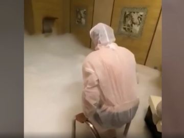 El peligro de verter hielo seco en una piscina El peligro de verter hielo seco en una piscina