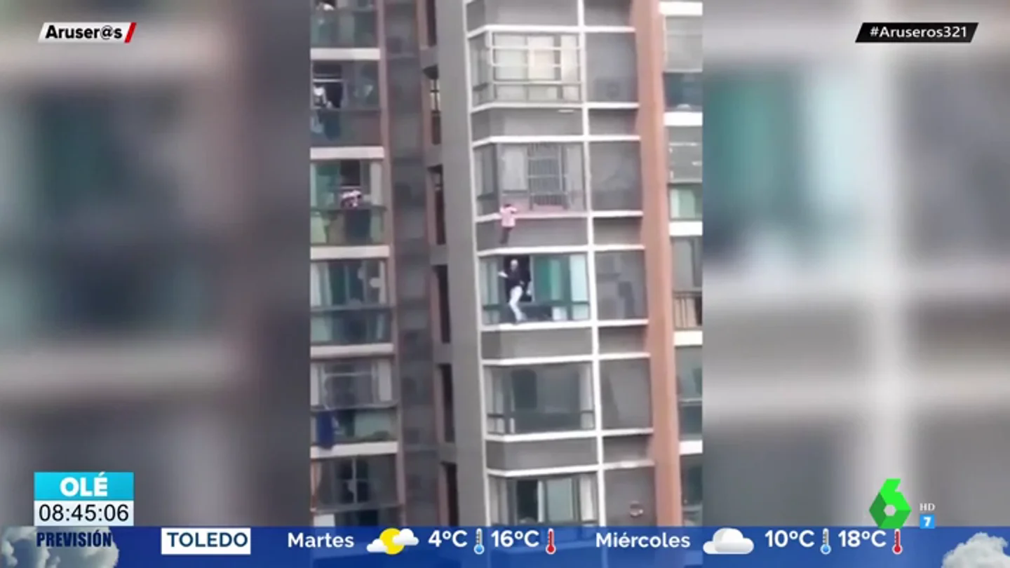 Unos vecinos se juegan la vida para rescatar a una niña colgada de la ventana de un quinto piso Unos vecinos se juegan la vida para rescatar a una niña colgada de la ventana de un quinto piso