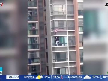 Unos vecinos se juegan la vida para rescatar a una niña colgada de la ventana de un quinto piso Unos vecinos se juegan la vida para rescatar a una niña colgada de la ventana de un quinto piso