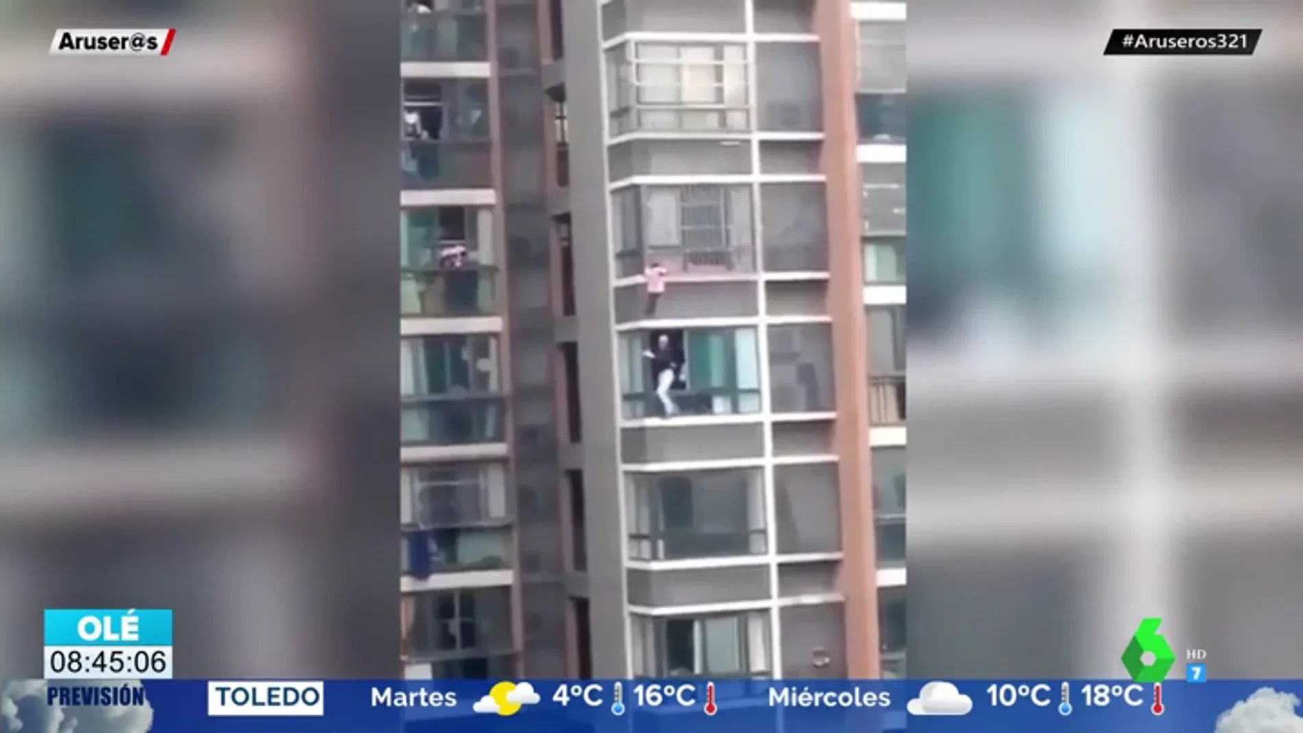 Unos vecinos se juegan la vida para rescatar a una niña colgada de la ventana de un quinto piso 