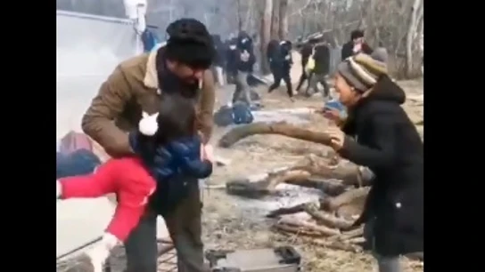 El desgarrador llanto de una niña siria asfixiándose con los gases lacrimógenos lanzados por la policía griega El desgarrador llanto de una niña siria asfixiándose con los gases lacrimógenos lanzados por la policía griega