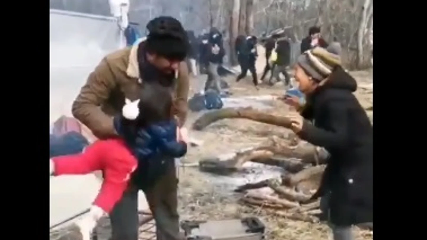 El desgarrador llanto de una niña siria asfixiándose con los gases lacrimógenos lanzados por la policía griega El desgarrador llanto de una niña siria asfixiándose con los gases lacrimógenos lanzados por la policía griega