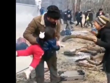 El desgarrador llanto de una niña siria asfixiándose con los gases lacrimógenos lanzados por la policía griega El desgarrador llanto de una niña siria asfixiándose con los gases lacrimógenos lanzados por la policía griega