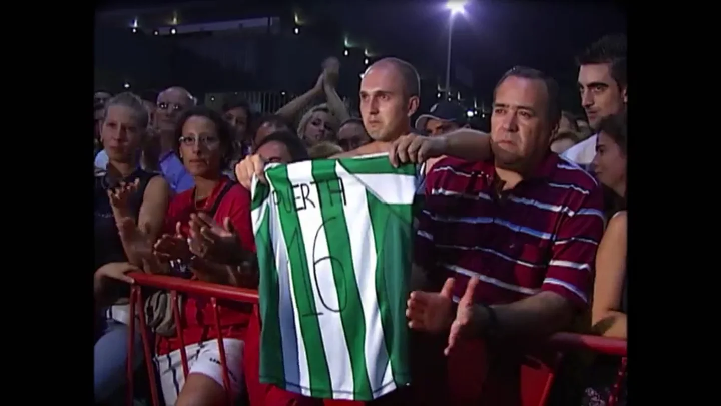 En 2007 la muerte del futbolista Antonio Puerta conmocionó al mundo del deporte y unió a las aficiones sevillista y bética En 2007 la muerte del futbolista Antonio Puerta conmocionó al mundo del deporte y unió a las aficiones sevillista y bética