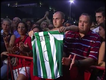 En 2007 la muerte del futbolista Antonio Puerta conmocionó al mundo del deporte y unió a las aficiones sevillista y bética En 2007 la muerte del futbolista Antonio Puerta conmocionó al mundo del deporte y unió a las aficiones sevillista y bética
