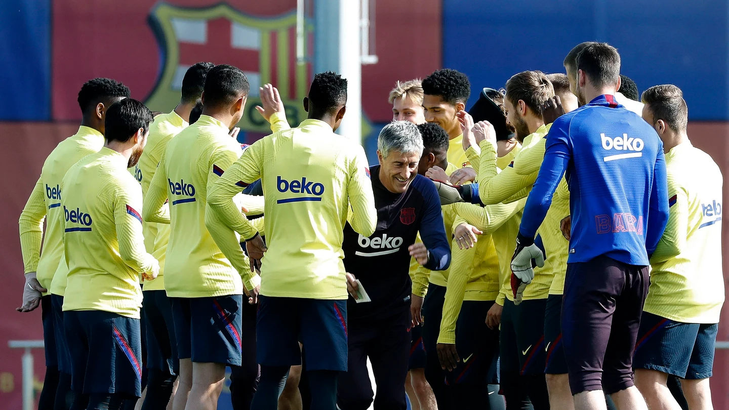 Quique Setién y la plantilla del Barcelona. Quique Setién y la plantilla del Barcelona.