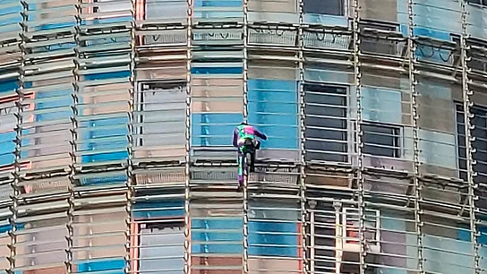 El Spiderman francés escala la torre Agbar El Spiderman francés escala la torre Agbar