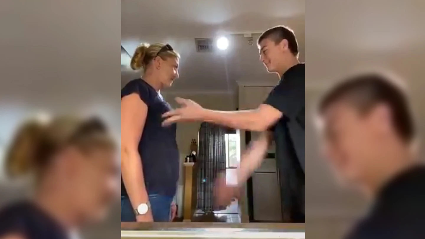 El polémico vídeo de un joven golpeando los pechos de su madre El polémico vídeo de un joven golpeando los pechos de su madre
