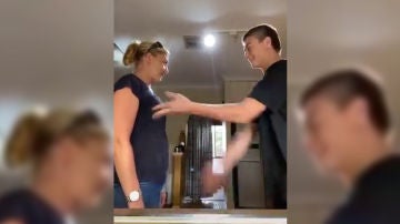 El polémico vídeo de un joven golpeando los pechos de su madre