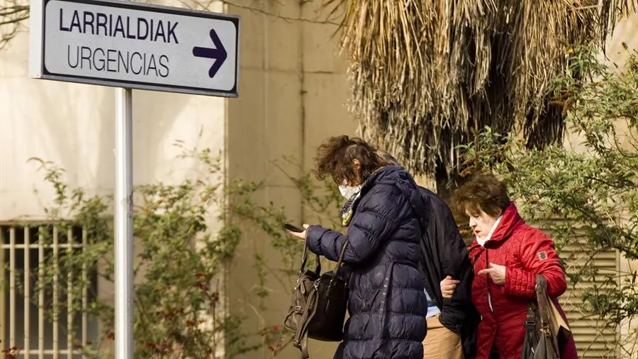 Una mujer sale del hospital Universitario de Álava-Txagorritxu