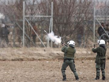 Soldados griegos lanzan botes de gases lacrimógenos para contener a los refugiados que llegan a su frontera desde Turquía Soldados griegos lanzan botes de gases lacrimógenos para contener a los refugiados que llegan a su frontera desde Turquía