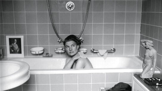 Lee Miller en la ba&ntilde;era de Hitler en 1945
